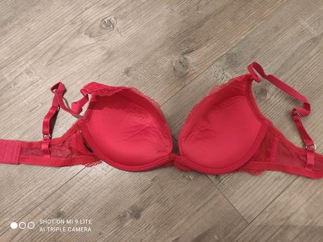 Cervena podprsenka, 70b