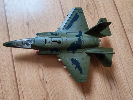 Stíhačka so zvukmi, 