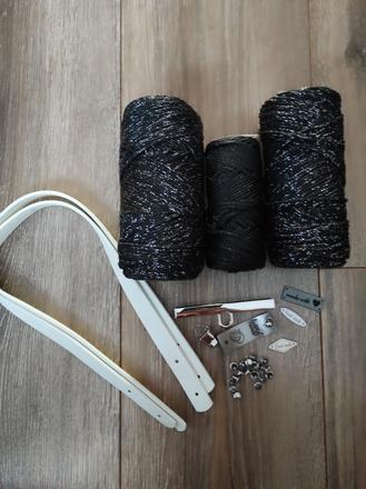 Sada na cierno striebornu kabelku, 