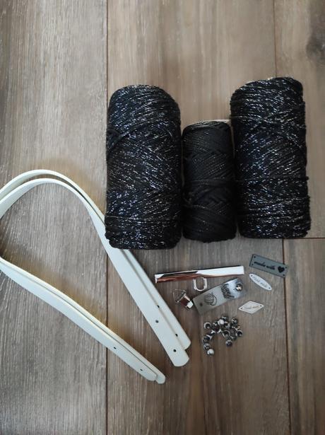 Sada na cierno striebornu kabelku, 