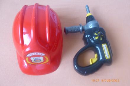 Vŕtačka na baterky a prilba, 