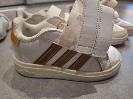 Botasky adidas so zlatými pásikmi, adidas,24