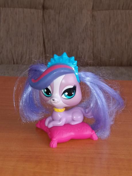 Postavička psíka na vankúše, 