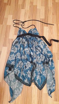 Extravagantné asymetrické šaty, s