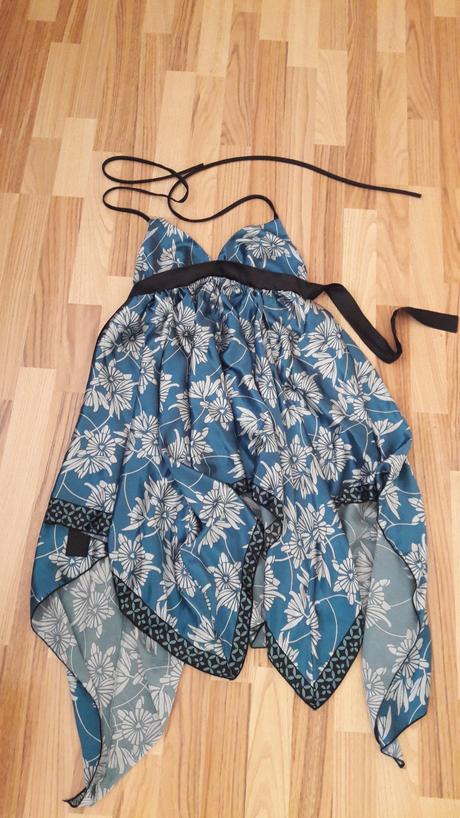 Extravagantné asymetrické šaty, s