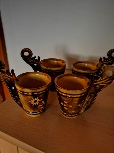 Drevené vyrezávané hrnčeky, 