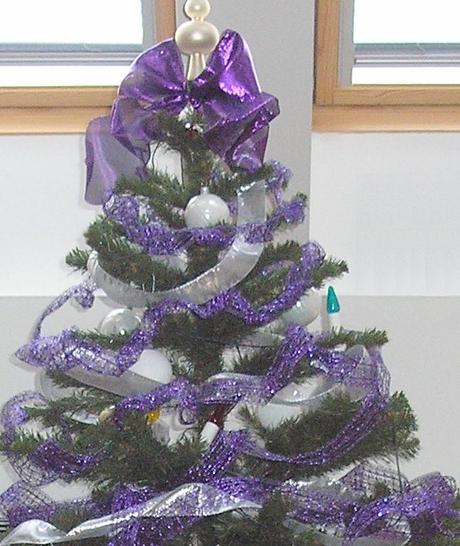 Fialové stuhy na stromček, 