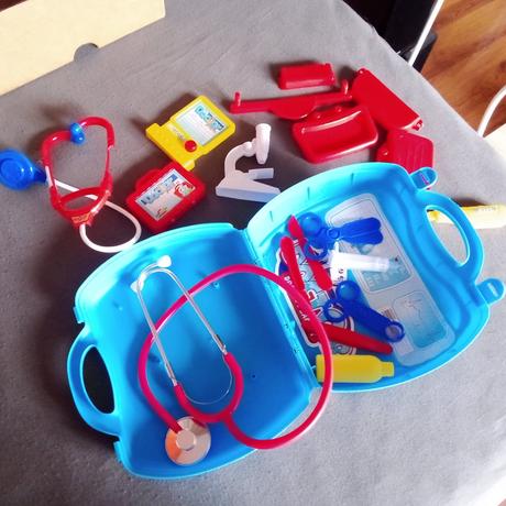 Lekársky kufrík s nástrojmi, 