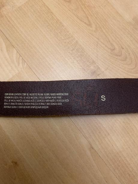 Kožený opasok s oválnou sponou,