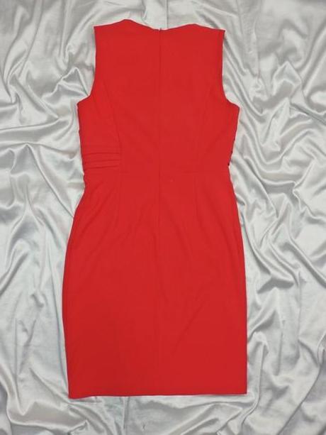 Kvalitné červené šaty, 38