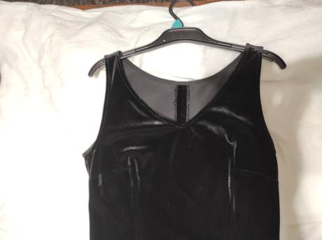 Zamatové puzdrové šaty, 36