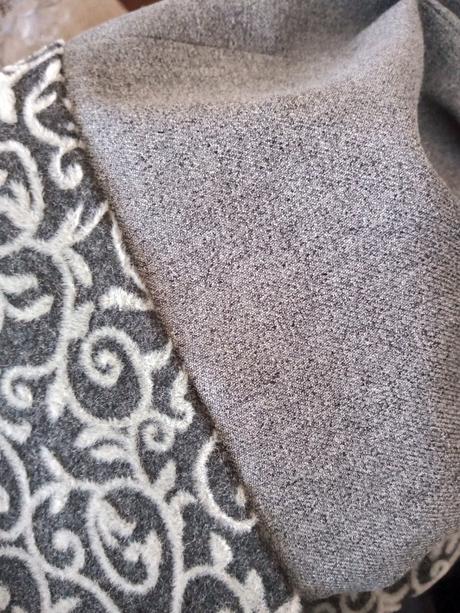 Zamatový kostím, top stav, 44