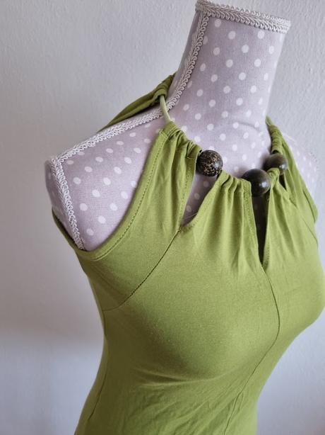 Jablkovozelený top vertus s korálkami 38, 38