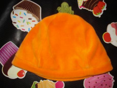 Pestra oranzova zamatova ciapocka, 80