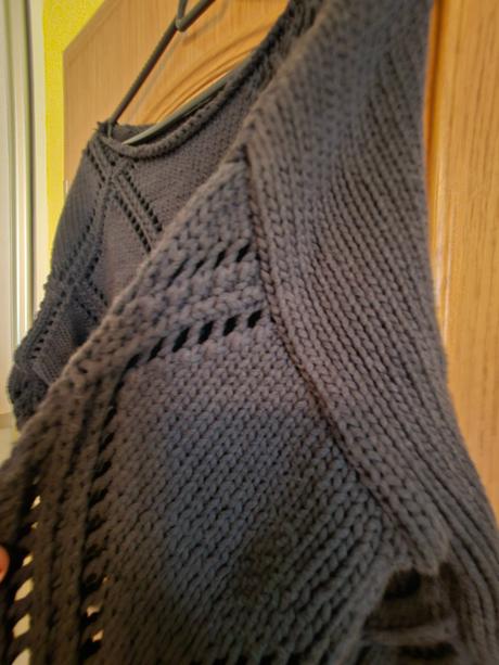 Čierny pulover v. s, reserved,s