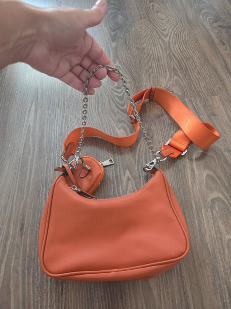 Kabelka nenosena aj crossbody aj do ruky,