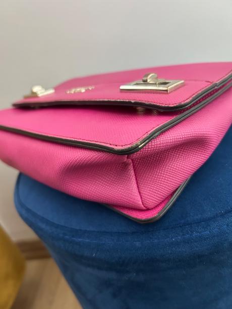 Guess cyklamenova kabelka, guess