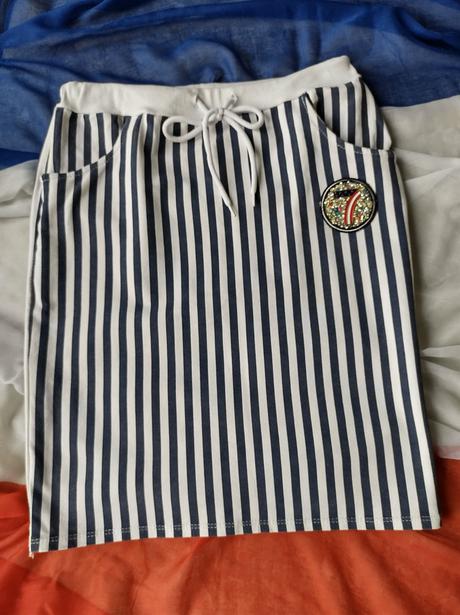 Sukňa - zvislý pásik (predlžuje nohy), s