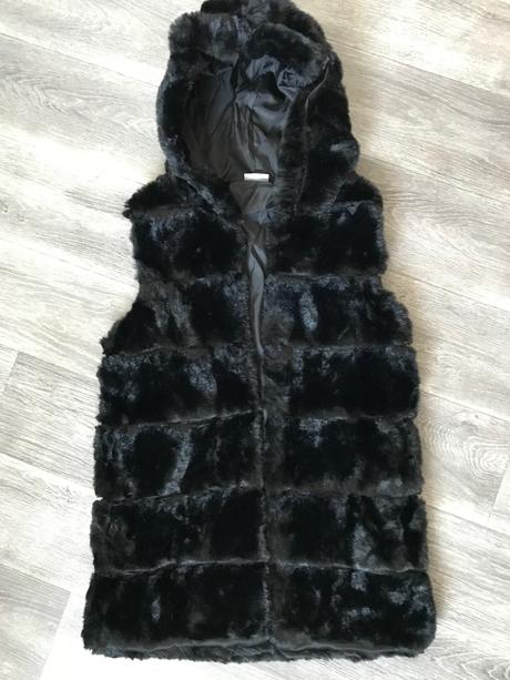 Dlhšia kožušinková vesta s kapucňou, s