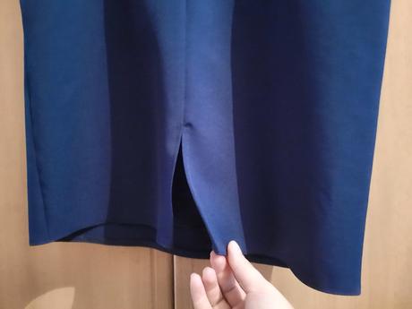 Tmavomodré šaty, 38