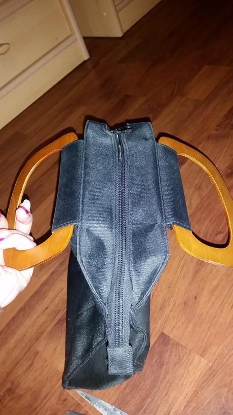 Čierna kabelka s dreveným uchom,