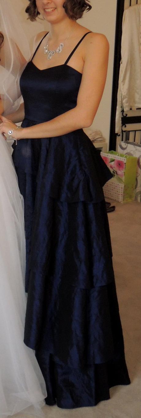 Tmavomodré spoločenské šaty, s