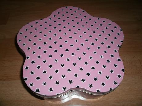 Plechová krabica v tvare kvetu,