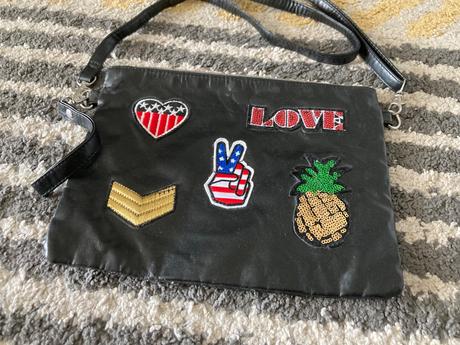 Kabelka s nášivkami,