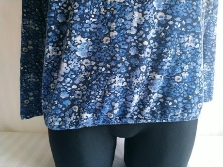 Elastický modrý top s kvetinovým vzorom, bonita, m