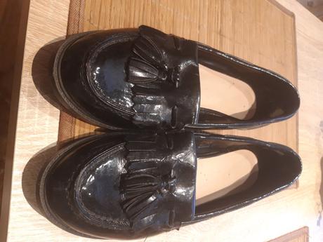 Lakovane mokasiny, 39