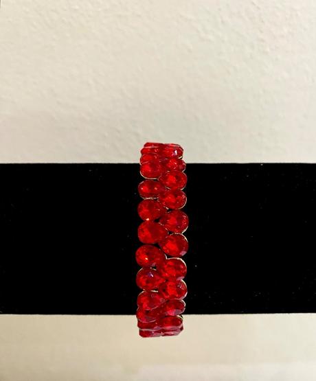 Dámsky náramok s červenými kamienkami, 