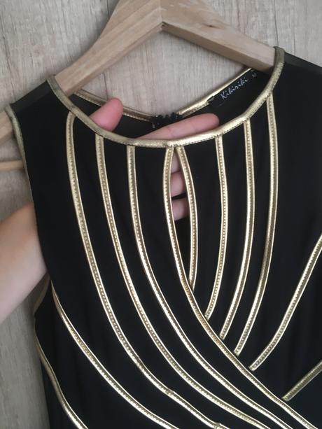 Šaty so zlatými pruhmi v.m, m