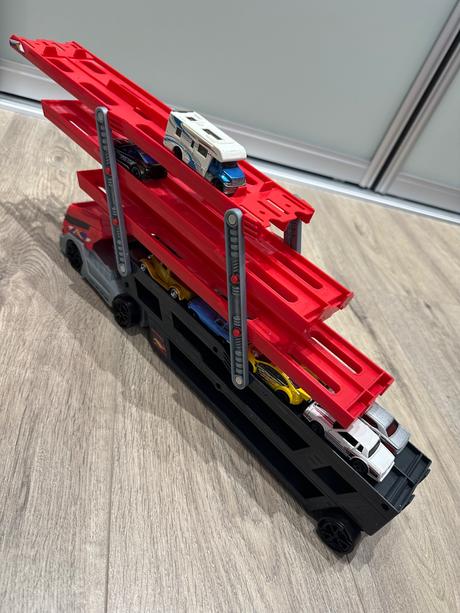 Prepravný kamión hot wheels,
