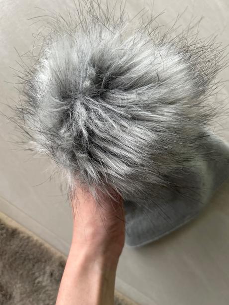 Sivá čiapka s brmbolcom,