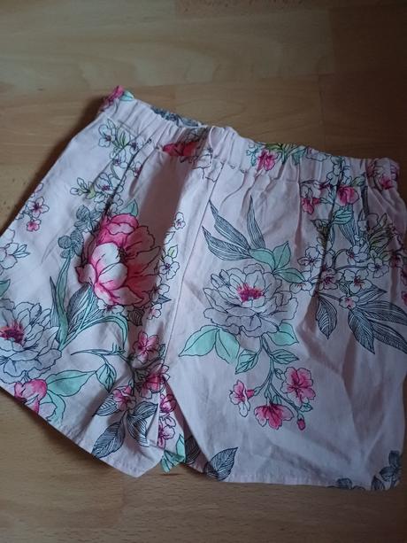 Krásne kvetované šortky v.86 / 12-18mes, 86