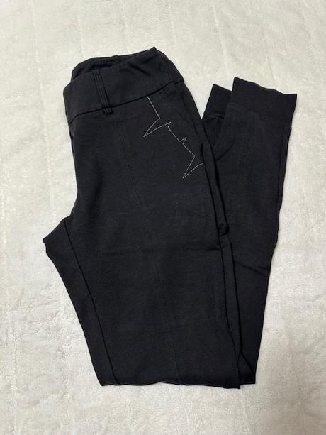 Čierne nohavice s výšivkou na vreckách zn. magenta, m