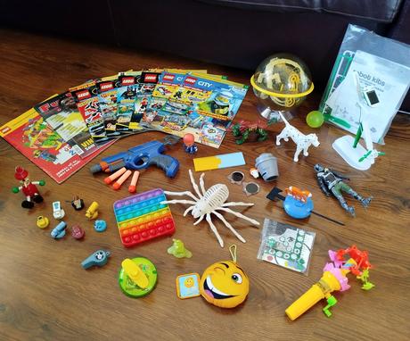 Balík pekných hračiek pre chlapca,