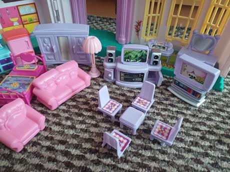 Domček s nábytkom a rodinkou, 