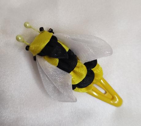 Včielka ako sponka do vlasov alebo ako brošňa, 