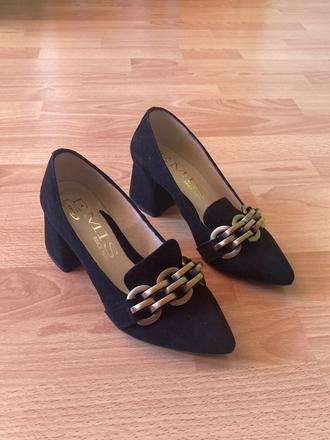 Čierne lodičky, 35