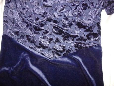 Tmavomodré zamatové šaty, m