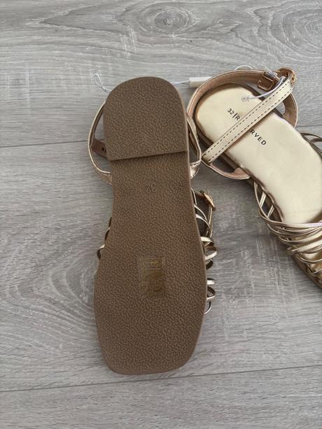Sandalky, reserved,32