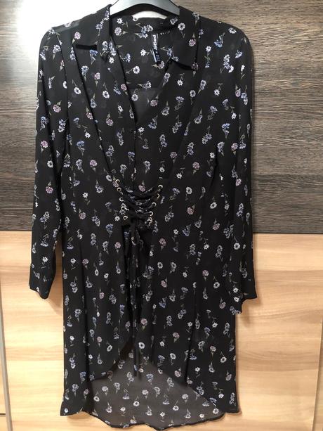 Bluzka cierna s kvetmi vzadu predlzena 42, 42