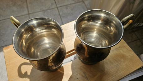 Pár zdobených mosadzných džbánov / pohárov, orient, 