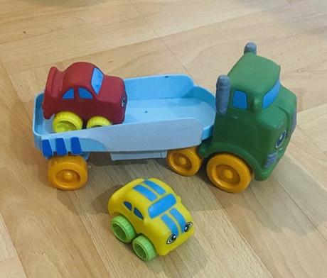 Kamión s návesom s autíčkami,