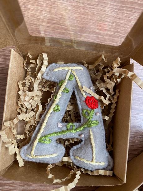 Ručne vyšívana ozdoba na kočík / ruksak, 