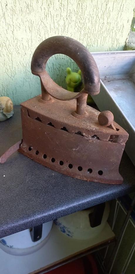 Starozitna žehlicka,