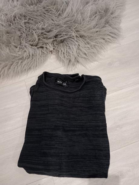 Veľmi pekný svetrík,raz oblečený,v.xxl, xxl