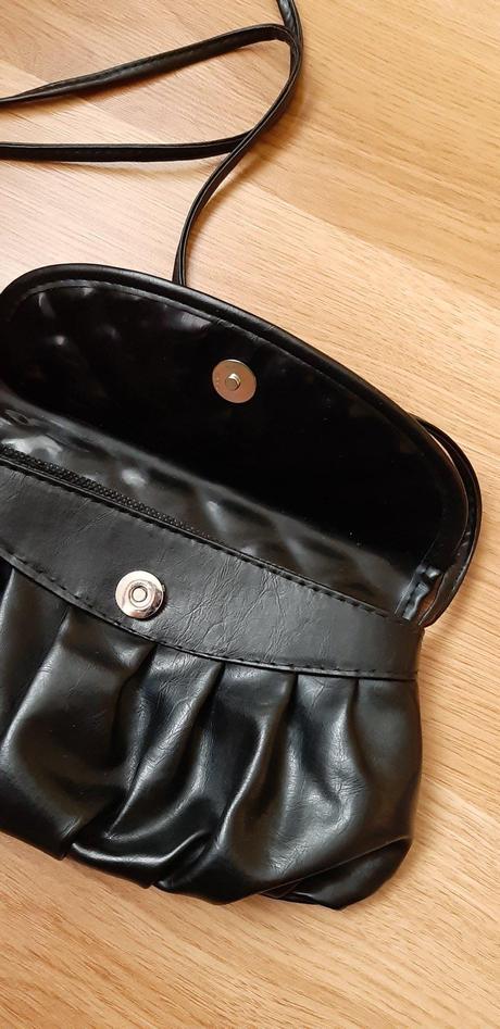 Malá čierna kabelka, 