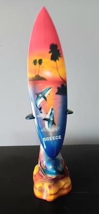 Delfin so surfboardom z grecka,